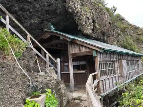 石室神社の本殿