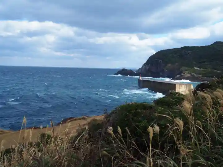 元乃隅神社の{uncategorized: "未分類", other: "その他", undefined: "問題あり", building: "その他建物", grave: "お墓", sacred_gate: "鳥居", guardian: "狛犬", statue: "像", buddha: "仏像", history: "歴史", nature: "自然", garden: "庭園", animal: "動物", pagoda: "塔", temizu: "手水舎", mountain_gate: "山門・神門", sanctuary: "本殿・本堂", subordinate: "末社・摂社", art: "芸術", scenery: "景色", jizo: "地蔵", ema: "絵馬", goshuin: "御朱印", omikuji: "おみくじ", items: "授与品その他", amulet: "お守り", goshuincho: "御朱印帳", eats: "食事", festival: "お祭り", votive_dance: "神楽", shichigosan: "七五三参", wedding: "結婚式", experience: "体験その他", initially: "初詣", around: "周辺", anti_infection: "感染症対策"}