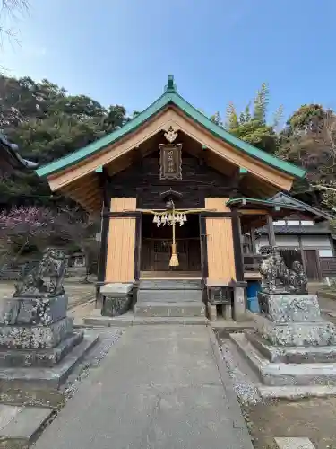 四所神社の{uncategorized: "未分類", other: "その他", undefined: "問題あり", building: "その他建物", grave: "お墓", sacred_gate: "鳥居", guardian: "狛犬", statue: "像", buddha: "仏像", history: "歴史", nature: "自然", garden: "庭園", animal: "動物", pagoda: "塔", temizu: "手水舎", mountain_gate: "山門・神門", sanctuary: "本殿・本堂", subordinate: "末社・摂社", art: "芸術", scenery: "景色", jizo: "地蔵", ema: "絵馬", goshuin: "御朱印", omikuji: "おみくじ", items: "授与品その他", amulet: "お守り", goshuincho: "御朱印帳", eats: "食事", festival: "お祭り", votive_dance: "神楽", shichigosan: "七五三参", wedding: "結婚式", experience: "体験その他", initially: "初詣", around: "周辺", anti_infection: "感染症対策"}