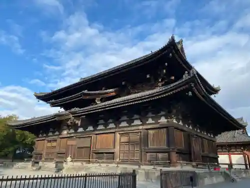 東寺（教王護国寺）の{uncategorized: "未分類", other: "その他", undefined: "問題あり", building: "その他建物", grave: "お墓", sacred_gate: "鳥居", guardian: "狛犬", statue: "像", buddha: "仏像", history: "歴史", nature: "自然", garden: "庭園", animal: "動物", pagoda: "塔", temizu: "手水舎", mountain_gate: "山門・神門", sanctuary: "本殿・本堂", subordinate: "末社・摂社", art: "芸術", scenery: "景色", jizo: "地蔵", ema: "絵馬", goshuin: "御朱印", omikuji: "おみくじ", items: "授与品その他", amulet: "お守り", goshuincho: "御朱印帳", eats: "食事", festival: "お祭り", votive_dance: "神楽", shichigosan: "七五三参", wedding: "結婚式", experience: "体験その他", initially: "初詣", around: "周辺", anti_infection: "感染症対策"}