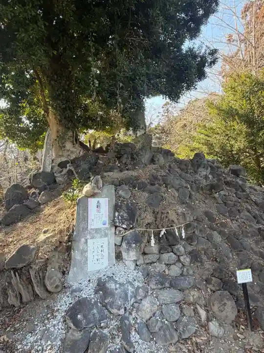 上之村神社の{uncategorized: "未分類", other: "その他", undefined: "問題あり", building: "その他建物", grave: "お墓", sacred_gate: "鳥居", guardian: "狛犬", statue: "像", buddha: "仏像", history: "歴史", nature: "自然", garden: "庭園", animal: "動物", pagoda: "塔", temizu: "手水舎", mountain_gate: "山門・神門", sanctuary: "本殿・本堂", subordinate: "末社・摂社", art: "芸術", scenery: "景色", jizo: "地蔵", ema: "絵馬", goshuin: "御朱印", omikuji: "おみくじ", items: "授与品その他", amulet: "お守り", goshuincho: "御朱印帳", eats: "食事", festival: "お祭り", votive_dance: "神楽", shichigosan: "七五三参", wedding: "結婚式", experience: "体験その他", initially: "初詣", around: "周辺", anti_infection: "感染症対策"}