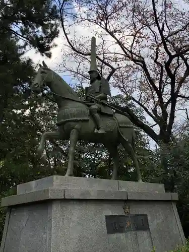 射水神社の像