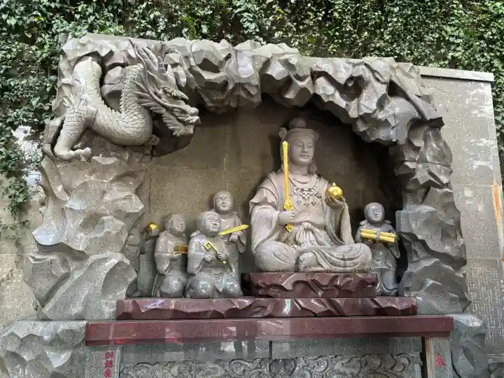 江島神社の{uncategorized: "未分類", other: "その他", undefined: "問題あり", building: "その他建物", grave: "お墓", sacred_gate: "鳥居", guardian: "狛犬", statue: "像", buddha: "仏像", history: "歴史", nature: "自然", garden: "庭園", animal: "動物", pagoda: "塔", temizu: "手水舎", mountain_gate: "山門・神門", sanctuary: "本殿・本堂", subordinate: "末社・摂社", art: "芸術", scenery: "景色", jizo: "地蔵", ema: "絵馬", goshuin: "御朱印", omikuji: "おみくじ", items: "授与品その他", amulet: "お守り", goshuincho: "御朱印帳", eats: "食事", festival: "お祭り", votive_dance: "神楽", shichigosan: "七五三参", wedding: "結婚式", experience: "体験その他", initially: "初詣", around: "周辺", anti_infection: "感染症対策"}