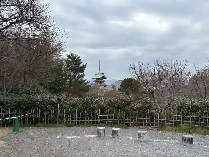 高台寺(高台寿聖禅寺・高臺寺)の{uncategorized: "未分類", other: "その他", undefined: "問題あり", building: "その他建物", grave: "お墓", sacred_gate: "鳥居", guardian: "狛犬", statue: "像", buddha: "仏像", history: "歴史", nature: "自然", garden: "庭園", animal: "動物", pagoda: "塔", temizu: "手水舎", mountain_gate: "山門・神門", sanctuary: "本殿・本堂", subordinate: "末社・摂社", art: "芸術", scenery: "景色", jizo: "地蔵", ema: "絵馬", goshuin: "御朱印", omikuji: "おみくじ", items: "授与品その他", amulet: "お守り", goshuincho: "御朱印帳", eats: "食事", festival: "お祭り", votive_dance: "神楽", shichigosan: "七五三参", wedding: "結婚式", experience: "体験その他", initially: "初詣", around: "周辺", anti_infection: "感染症対策"}
