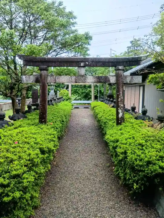 天王神社の{uncategorized: "未分類", other: "その他", undefined: "問題あり", building: "その他建物", grave: "お墓", sacred_gate: "鳥居", guardian: "狛犬", statue: "像", buddha: "仏像", history: "歴史", nature: "自然", garden: "庭園", animal: "動物", pagoda: "塔", temizu: "手水舎", mountain_gate: "山門・神門", sanctuary: "本殿・本堂", subordinate: "末社・摂社", art: "芸術", scenery: "景色", jizo: "地蔵", ema: "絵馬", goshuin: "御朱印", omikuji: "おみくじ", items: "授与品その他", amulet: "お守り", goshuincho: "御朱印帳", eats: "食事", festival: "お祭り", votive_dance: "神楽", shichigosan: "七五三参", wedding: "結婚式", experience: "体験その他", initially: "初詣", around: "周辺", anti_infection: "感染症対策"}
