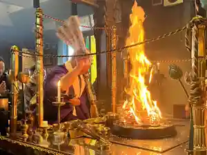 2月21日(土)は弘法大師のご縁日(月命日)。 13時から弘法大師護摩供を修します。厄除けや大凶の災難除け、合格祈願などの願望成就、お大師様が安心を与えてくださいます。 参列は自由で無料。お気軽にご参列下さい。 尚、護摩札申込みは12時までに来寺下さい。 護摩後に大般若経のお祓いを個別に行います。 お祓い希望の方はお声掛け下さい(1,000円)。