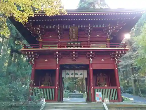 御岩神社の山門・神門