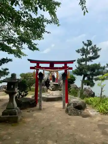 藤ヶ崎龍神社の{uncategorized: "未分類", other: "その他", undefined: "問題あり", building: "その他建物", grave: "お墓", sacred_gate: "鳥居", guardian: "狛犬", statue: "像", buddha: "仏像", history: "歴史", nature: "自然", garden: "庭園", animal: "動物", pagoda: "塔", temizu: "手水舎", mountain_gate: "山門・神門", sanctuary: "本殿・本堂", subordinate: "末社・摂社", art: "芸術", scenery: "景色", jizo: "地蔵", ema: "絵馬", goshuin: "御朱印", omikuji: "おみくじ", items: "授与品その他", amulet: "お守り", goshuincho: "御朱印帳", eats: "食事", festival: "お祭り", votive_dance: "神楽", shichigosan: "七五三参", wedding: "結婚式", experience: "体験その他", initially: "初詣", around: "周辺", anti_infection: "感染症対策"}