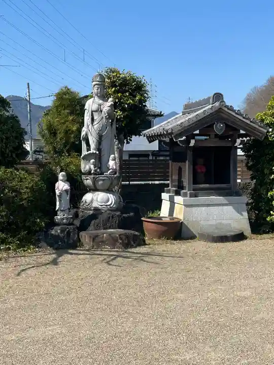 長徳院の{uncategorized: "未分類", other: "その他", undefined: "問題あり", building: "その他建物", grave: "お墓", sacred_gate: "鳥居", guardian: "狛犬", statue: "像", buddha: "仏像", history: "歴史", nature: "自然", garden: "庭園", animal: "動物", pagoda: "塔", temizu: "手水舎", mountain_gate: "山門・神門", sanctuary: "本殿・本堂", subordinate: "末社・摂社", art: "芸術", scenery: "景色", jizo: "地蔵", ema: "絵馬", goshuin: "御朱印", omikuji: "おみくじ", items: "授与品その他", amulet: "お守り", goshuincho: "御朱印帳", eats: "食事", festival: "お祭り", votive_dance: "神楽", shichigosan: "七五三参", wedding: "結婚式", experience: "体験その他", initially: "初詣", around: "周辺", anti_infection: "感染症対策"}
