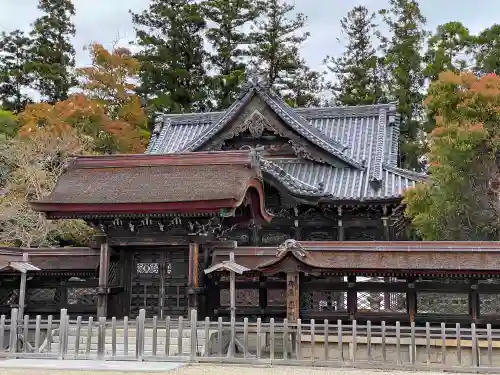 本山専修寺の山門・神門