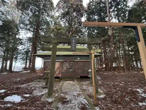 岩上神社の{uncategorized: "未分類", other: "その他", undefined: "問題あり", building: "その他建物", grave: "お墓", sacred_gate: "鳥居", guardian: "狛犬", statue: "像", buddha: "仏像", history: "歴史", nature: "自然", garden: "庭園", animal: "動物", pagoda: "塔", temizu: "手水舎", mountain_gate: "山門・神門", sanctuary: "本殿・本堂", subordinate: "末社・摂社", art: "芸術", scenery: "景色", jizo: "地蔵", ema: "絵馬", goshuin: "御朱印", omikuji: "おみくじ", items: "授与品その他", amulet: "お守り", goshuincho: "御朱印帳", eats: "食事", festival: "お祭り", votive_dance: "神楽", shichigosan: "七五三参", wedding: "結婚式", experience: "体験その他", initially: "初詣", around: "周辺", anti_infection: "感染症対策"}