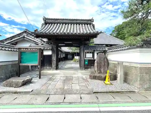 常福寺の山門