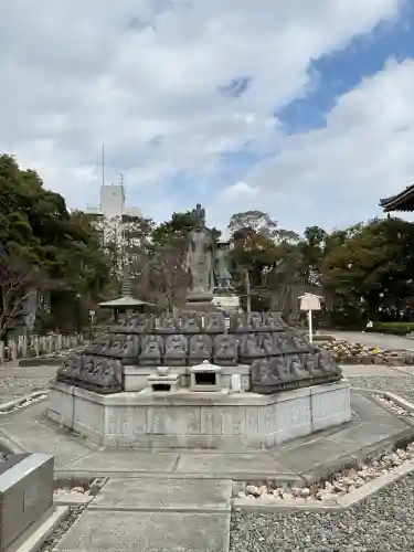 西新井大師総持寺の{uncategorized: "未分類", other: "その他", undefined: "問題あり", building: "その他建物", grave: "お墓", sacred_gate: "鳥居", guardian: "狛犬", statue: "像", buddha: "仏像", history: "歴史", nature: "自然", garden: "庭園", animal: "動物", pagoda: "塔", temizu: "手水舎", mountain_gate: "山門・神門", sanctuary: "本殿・本堂", subordinate: "末社・摂社", art: "芸術", scenery: "景色", jizo: "地蔵", ema: "絵馬", goshuin: "御朱印", omikuji: "おみくじ", items: "授与品その他", amulet: "お守り", goshuincho: "御朱印帳", eats: "食事", festival: "お祭り", votive_dance: "神楽", shichigosan: "七五三参", wedding: "結婚式", experience: "体験その他", initially: "初詣", around: "周辺", anti_infection: "感染症対策"}