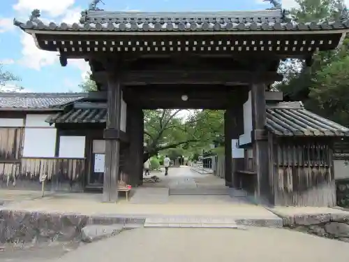 橘寺の山門