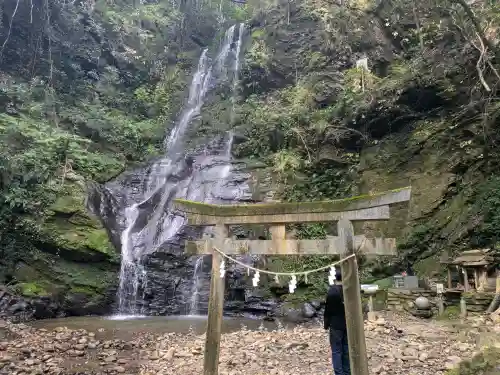 速開都比売神社の{uncategorized: "未分類", other: "その他", undefined: "問題あり", building: "その他建物", grave: "お墓", sacred_gate: "鳥居", guardian: "狛犬", statue: "像", buddha: "仏像", history: "歴史", nature: "自然", garden: "庭園", animal: "動物", pagoda: "塔", temizu: "手水舎", mountain_gate: "山門・神門", sanctuary: "本殿・本堂", subordinate: "末社・摂社", art: "芸術", scenery: "景色", jizo: "地蔵", ema: "絵馬", goshuin: "御朱印", omikuji: "おみくじ", items: "授与品その他", amulet: "お守り", goshuincho: "御朱印帳", eats: "食事", festival: "お祭り", votive_dance: "神楽", shichigosan: "七五三参", wedding: "結婚式", experience: "体験その他", initially: "初詣", around: "周辺", anti_infection: "感染症対策"}