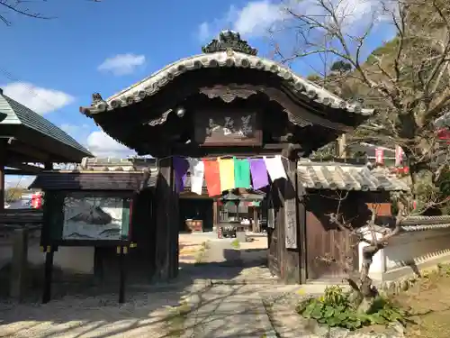 閼伽井坊の山門・神門