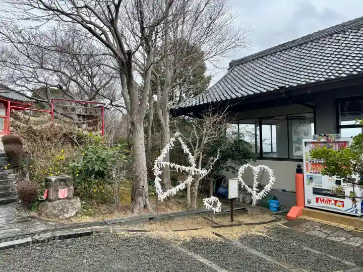 愛染明王堂の{uncategorized: "未分類", other: "その他", undefined: "問題あり", building: "その他建物", grave: "お墓", sacred_gate: "鳥居", guardian: "狛犬", statue: "像", buddha: "仏像", history: "歴史", nature: "自然", garden: "庭園", animal: "動物", pagoda: "塔", temizu: "手水舎", mountain_gate: "山門・神門", sanctuary: "本殿・本堂", subordinate: "末社・摂社", art: "芸術", scenery: "景色", jizo: "地蔵", ema: "絵馬", goshuin: "御朱印", omikuji: "おみくじ", items: "授与品その他", amulet: "お守り", goshuincho: "御朱印帳", eats: "食事", festival: "お祭り", votive_dance: "神楽", shichigosan: "七五三参", wedding: "結婚式", experience: "体験その他", initially: "初詣", around: "周辺", anti_infection: "感染症対策"}