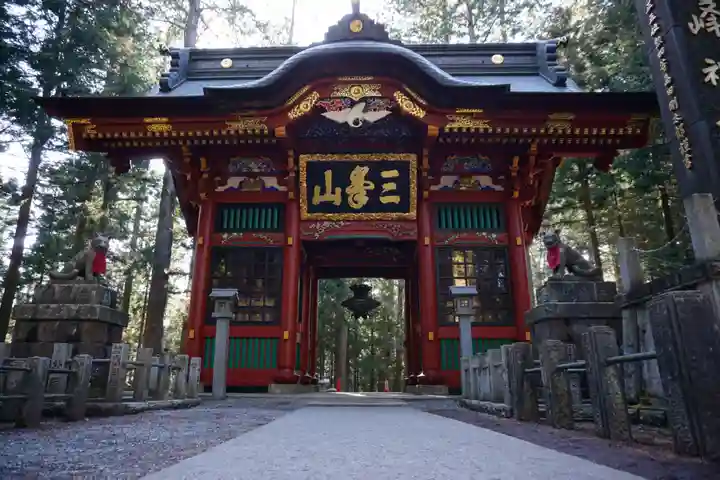三峯神社の山門・神門