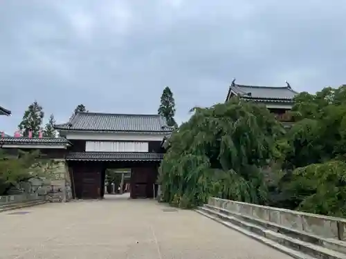 上田招魂社の山門