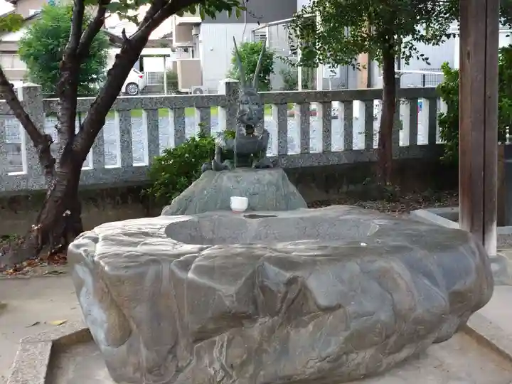 六所社(馬見塚)の手水舎