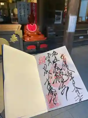 赤く見えるのが「おびんずる様」です。