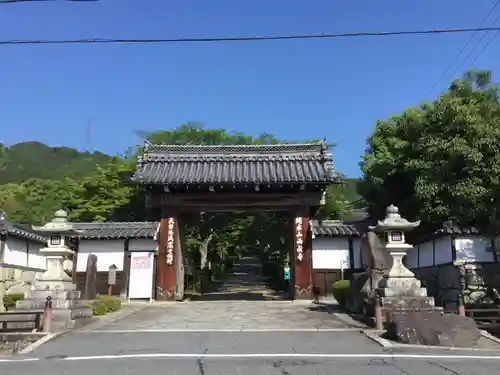 西教寺の山門