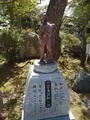 北見神社の像