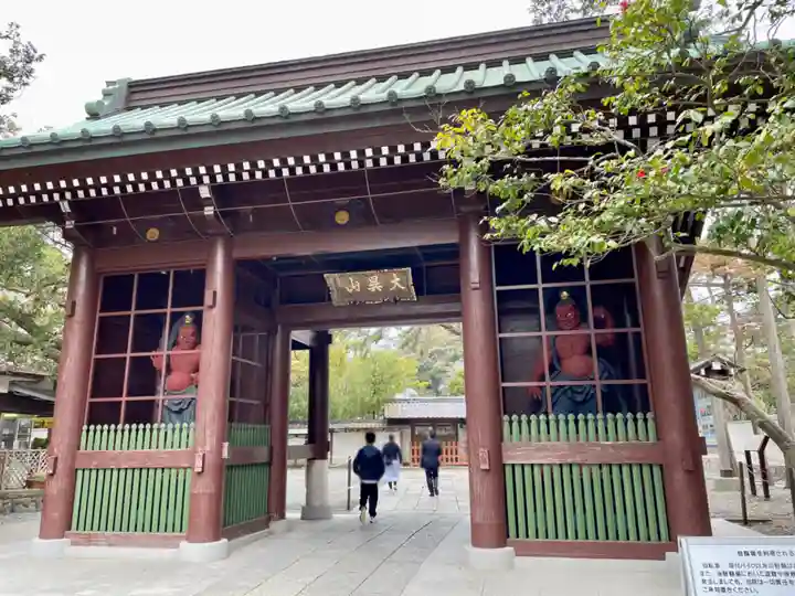 高徳院の山門・神門
