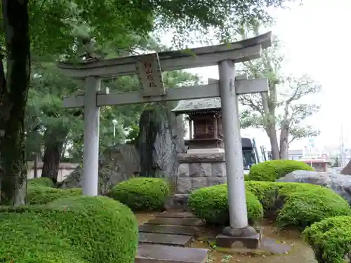 白山神社の本殿