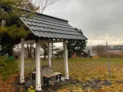 豊足神社の{uncategorized: "未分類", other: "その他", undefined: "問題あり", building: "その他建物", grave: "お墓", sacred_gate: "鳥居", guardian: "狛犬", statue: "像", buddha: "仏像", history: "歴史", nature: "自然", garden: "庭園", animal: "動物", pagoda: "塔", temizu: "手水舎", mountain_gate: "山門・神門", sanctuary: "本殿・本堂", subordinate: "末社・摂社", art: "芸術", scenery: "景色", jizo: "地蔵", ema: "絵馬", goshuin: "御朱印", omikuji: "おみくじ", items: "授与品その他", amulet: "お守り", goshuincho: "御朱印帳", eats: "食事", festival: "お祭り", votive_dance: "神楽", shichigosan: "七五三参", wedding: "結婚式", experience: "体験その他", initially: "初詣", around: "周辺", anti_infection: "感染症対策"}