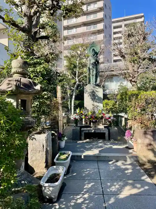 浄正寺の{uncategorized: "未分類", other: "その他", undefined: "問題あり", building: "その他建物", grave: "お墓", sacred_gate: "鳥居", guardian: "狛犬", statue: "像", buddha: "仏像", history: "歴史", nature: "自然", garden: "庭園", animal: "動物", pagoda: "塔", temizu: "手水舎", mountain_gate: "山門・神門", sanctuary: "本殿・本堂", subordinate: "末社・摂社", art: "芸術", scenery: "景色", jizo: "地蔵", ema: "絵馬", goshuin: "御朱印", omikuji: "おみくじ", items: "授与品その他", amulet: "お守り", goshuincho: "御朱印帳", eats: "食事", festival: "お祭り", votive_dance: "神楽", shichigosan: "七五三参", wedding: "結婚式", experience: "体験その他", initially: "初詣", around: "周辺", anti_infection: "感染症対策"}
