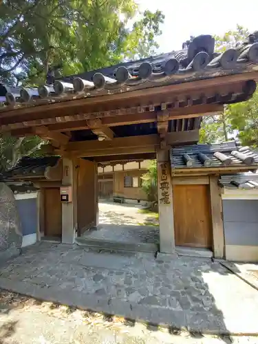 朝護孫子寺の山門