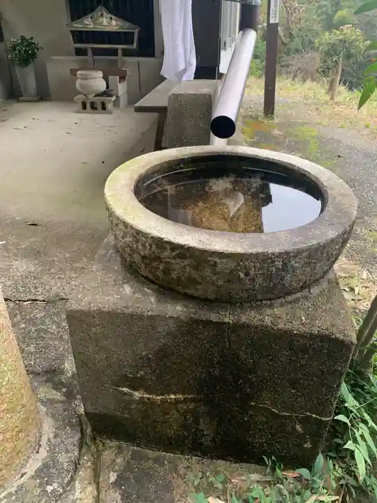 粟島大明神の手水舎