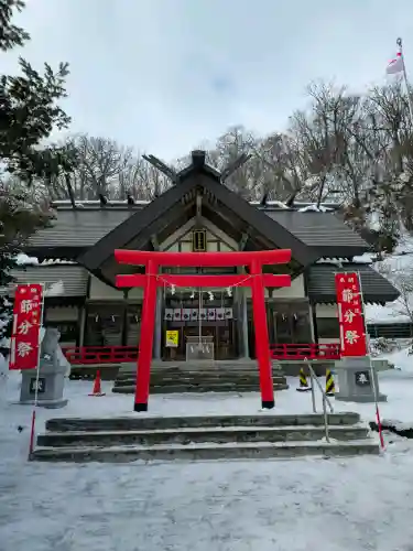 網走三吉神社の{uncategorized: "未分類", other: "その他", undefined: "問題あり", building: "その他建物", grave: "お墓", sacred_gate: "鳥居", guardian: "狛犬", statue: "像", buddha: "仏像", history: "歴史", nature: "自然", garden: "庭園", animal: "動物", pagoda: "塔", temizu: "手水舎", mountain_gate: "山門・神門", sanctuary: "本殿・本堂", subordinate: "末社・摂社", art: "芸術", scenery: "景色", jizo: "地蔵", ema: "絵馬", goshuin: "御朱印", omikuji: "おみくじ", items: "授与品その他", amulet: "お守り", goshuincho: "御朱印帳", eats: "食事", festival: "お祭り", votive_dance: "神楽", shichigosan: "七五三参", wedding: "結婚式", experience: "体験その他", initially: "初詣", around: "周辺", anti_infection: "感染症対策"}