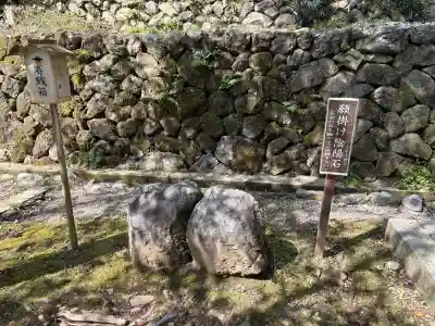 月読神社（松尾大社摂社）の{uncategorized: "未分類", other: "その他", undefined: "問題あり", building: "その他建物", grave: "お墓", sacred_gate: "鳥居", guardian: "狛犬", statue: "像", buddha: "仏像", history: "歴史", nature: "自然", garden: "庭園", animal: "動物", pagoda: "塔", temizu: "手水舎", mountain_gate: "山門・神門", sanctuary: "本殿・本堂", subordinate: "末社・摂社", art: "芸術", scenery: "景色", jizo: "地蔵", ema: "絵馬", goshuin: "御朱印", omikuji: "おみくじ", items: "授与品その他", amulet: "お守り", goshuincho: "御朱印帳", eats: "食事", festival: "お祭り", votive_dance: "神楽", shichigosan: "七五三参", wedding: "結婚式", experience: "体験その他", initially: "初詣", around: "周辺", anti_infection: "感染症対策"}