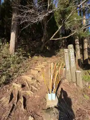 須我神社奥宮の{uncategorized: "未分類", other: "その他", undefined: "問題あり", building: "その他建物", grave: "お墓", sacred_gate: "鳥居", guardian: "狛犬", statue: "像", buddha: "仏像", history: "歴史", nature: "自然", garden: "庭園", animal: "動物", pagoda: "塔", temizu: "手水舎", mountain_gate: "山門・神門", sanctuary: "本殿・本堂", subordinate: "末社・摂社", art: "芸術", scenery: "景色", jizo: "地蔵", ema: "絵馬", goshuin: "御朱印", omikuji: "おみくじ", items: "授与品その他", amulet: "お守り", goshuincho: "御朱印帳", eats: "食事", festival: "お祭り", votive_dance: "神楽", shichigosan: "七五三参", wedding: "結婚式", experience: "体験その他", initially: "初詣", around: "周辺", anti_infection: "感染症対策"}