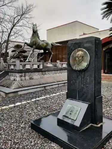 崋山神社の像