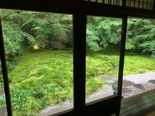 光明寺瑠璃光院の庭園