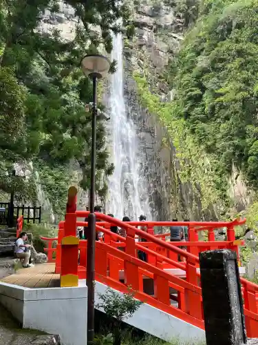 飛瀧神社（熊野那智大社別宮）の{uncategorized: "未分類", other: "その他", undefined: "問題あり", building: "その他建物", grave: "お墓", sacred_gate: "鳥居", guardian: "狛犬", statue: "像", buddha: "仏像", history: "歴史", nature: "自然", garden: "庭園", animal: "動物", pagoda: "塔", temizu: "手水舎", mountain_gate: "山門・神門", sanctuary: "本殿・本堂", subordinate: "末社・摂社", art: "芸術", scenery: "景色", jizo: "地蔵", ema: "絵馬", goshuin: "御朱印", omikuji: "おみくじ", items: "授与品その他", amulet: "お守り", goshuincho: "御朱印帳", eats: "食事", festival: "お祭り", votive_dance: "神楽", shichigosan: "七五三参", wedding: "結婚式", experience: "体験その他", initially: "初詣", around: "周辺", anti_infection: "感染症対策"}