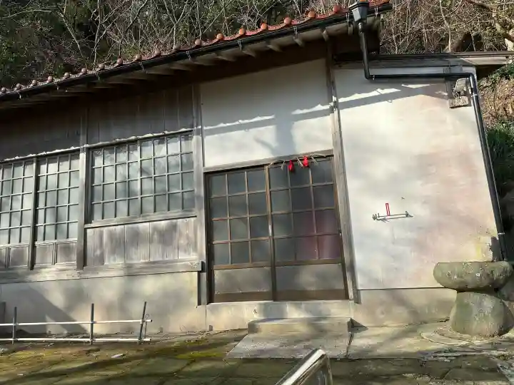 三社神社の{uncategorized: "未分類", other: "その他", undefined: "問題あり", building: "その他建物", grave: "お墓", sacred_gate: "鳥居", guardian: "狛犬", statue: "像", buddha: "仏像", history: "歴史", nature: "自然", garden: "庭園", animal: "動物", pagoda: "塔", temizu: "手水舎", mountain_gate: "山門・神門", sanctuary: "本殿・本堂", subordinate: "末社・摂社", art: "芸術", scenery: "景色", jizo: "地蔵", ema: "絵馬", goshuin: "御朱印", omikuji: "おみくじ", items: "授与品その他", amulet: "お守り", goshuincho: "御朱印帳", eats: "食事", festival: "お祭り", votive_dance: "神楽", shichigosan: "七五三参", wedding: "結婚式", experience: "体験その他", initially: "初詣", around: "周辺", anti_infection: "感染症対策"}