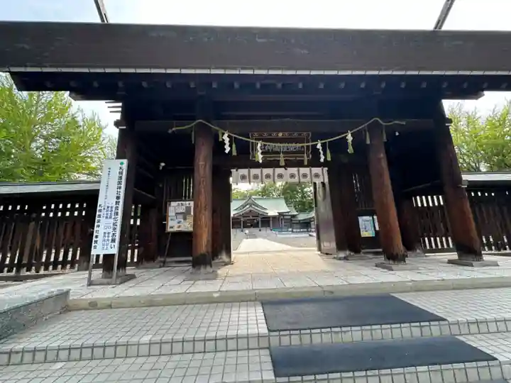 札幌護國神社の山門・神門
