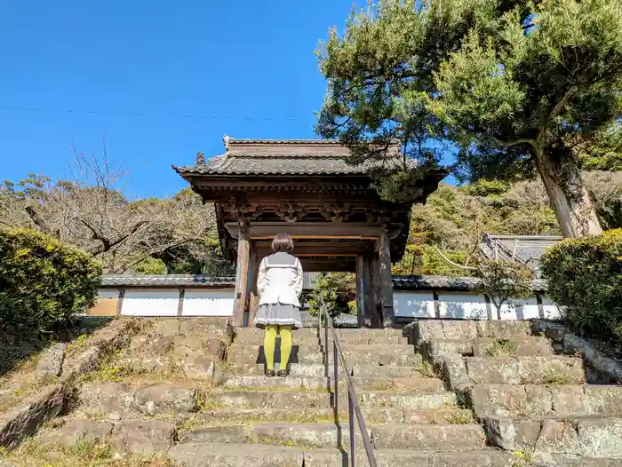 清見寺の山門