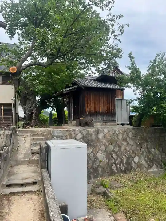 疱瘡神社の{uncategorized: "未分類", other: "その他", undefined: "問題あり", building: "その他建物", grave: "お墓", sacred_gate: "鳥居", guardian: "狛犬", statue: "像", buddha: "仏像", history: "歴史", nature: "自然", garden: "庭園", animal: "動物", pagoda: "塔", temizu: "手水舎", mountain_gate: "山門・神門", sanctuary: "本殿・本堂", subordinate: "末社・摂社", art: "芸術", scenery: "景色", jizo: "地蔵", ema: "絵馬", goshuin: "御朱印", omikuji: "おみくじ", items: "授与品その他", amulet: "お守り", goshuincho: "御朱印帳", eats: "食事", festival: "お祭り", votive_dance: "神楽", shichigosan: "七五三参", wedding: "結婚式", experience: "体験その他", initially: "初詣", around: "周辺", anti_infection: "感染症対策"}
