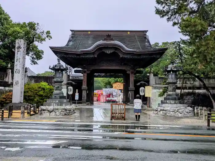 豊川閣　妙厳寺の山門