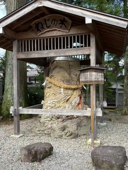 飛驒一宮水無神社の{uncategorized: "未分類", other: "その他", undefined: "問題あり", building: "その他建物", grave: "お墓", sacred_gate: "鳥居", guardian: "狛犬", statue: "像", buddha: "仏像", history: "歴史", nature: "自然", garden: "庭園", animal: "動物", pagoda: "塔", temizu: "手水舎", mountain_gate: "山門・神門", sanctuary: "本殿・本堂", subordinate: "末社・摂社", art: "芸術", scenery: "景色", jizo: "地蔵", ema: "絵馬", goshuin: "御朱印", omikuji: "おみくじ", items: "授与品その他", amulet: "お守り", goshuincho: "御朱印帳", eats: "食事", festival: "お祭り", votive_dance: "神楽", shichigosan: "七五三参", wedding: "結婚式", experience: "体験その他", initially: "初詣", around: "周辺", anti_infection: "感染症対策"}