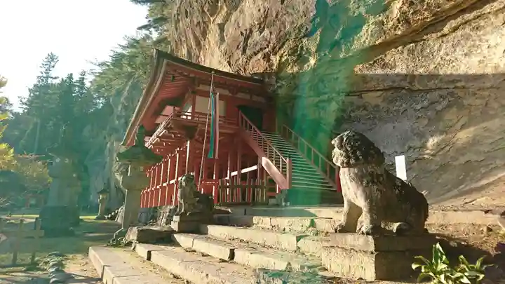 達谷西光寺の本殿・本堂