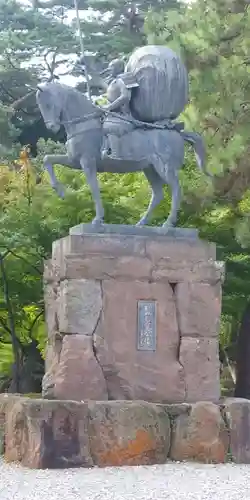 尾山神社の像