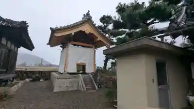 安養寺の{uncategorized: "未分類", other: "その他", undefined: "問題あり", building: "その他建物", grave: "お墓", sacred_gate: "鳥居", guardian: "狛犬", statue: "像", buddha: "仏像", history: "歴史", nature: "自然", garden: "庭園", animal: "動物", pagoda: "塔", temizu: "手水舎", mountain_gate: "山門・神門", sanctuary: "本殿・本堂", subordinate: "末社・摂社", art: "芸術", scenery: "景色", jizo: "地蔵", ema: "絵馬", goshuin: "御朱印", omikuji: "おみくじ", items: "授与品その他", amulet: "お守り", goshuincho: "御朱印帳", eats: "食事", festival: "お祭り", votive_dance: "神楽", shichigosan: "七五三参", wedding: "結婚式", experience: "体験その他", initially: "初詣", around: "周辺", anti_infection: "感染症対策"}