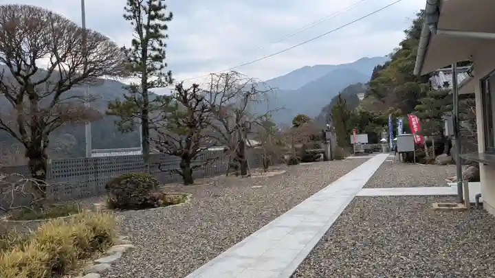 龍岡寺の庭園