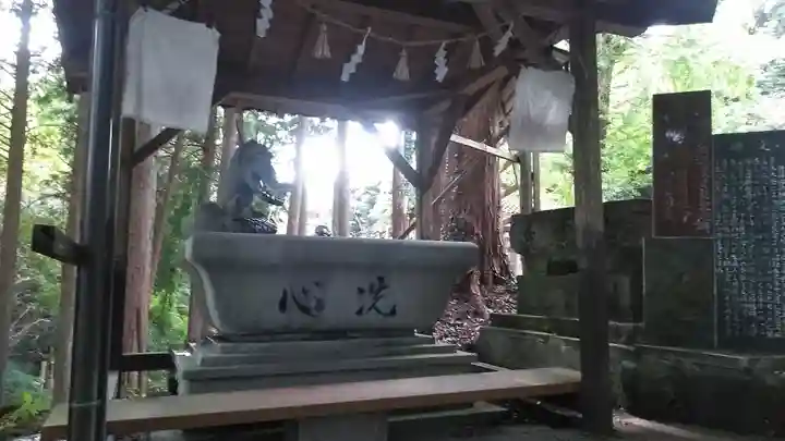 白鬚田原神社の手水舎